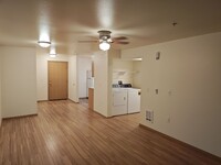 Building Photo - 3 bedroom 1 bath - Elevators! Garage! Was...