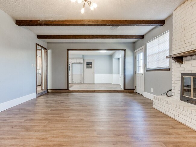 Building Photo - 3 Bed 2 Bath 2 Car Garage in Shawnee!