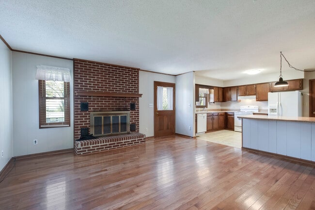 Building Photo - 702 W 6th Ave