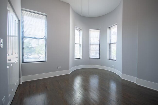 Building Photo - 3 bedroom in Chicago IL 60608