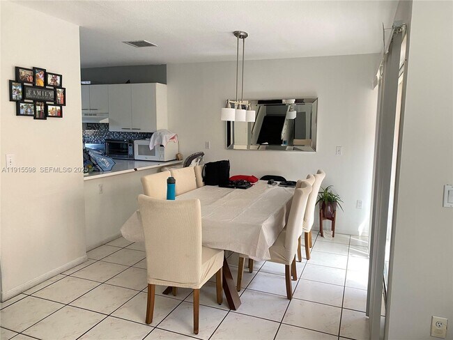 Building Photo - 6245 SW Kendale Lakes Cir