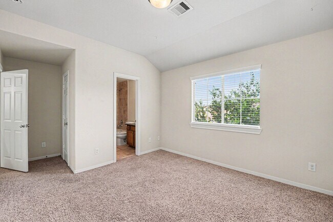 Building Photo - 3215 Clearview Cir