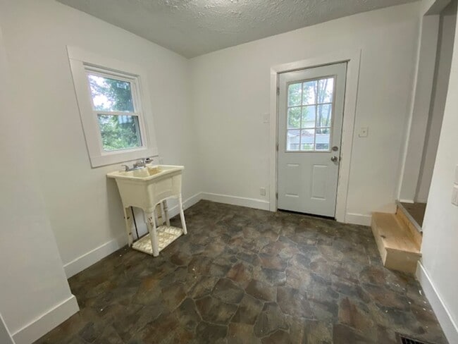 Building Photo - 484 Hammel St