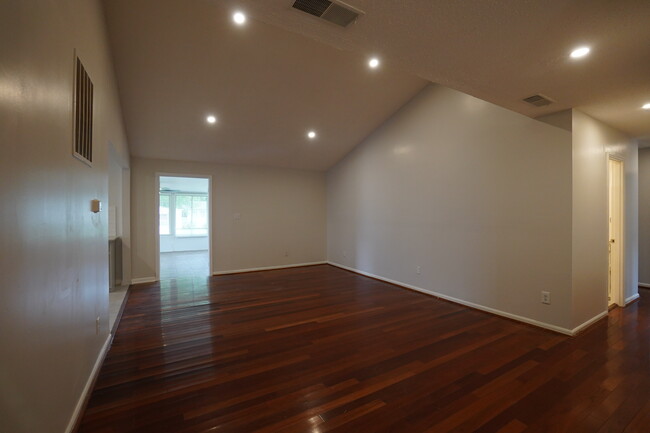 Building Photo - 505 Westchester Dr