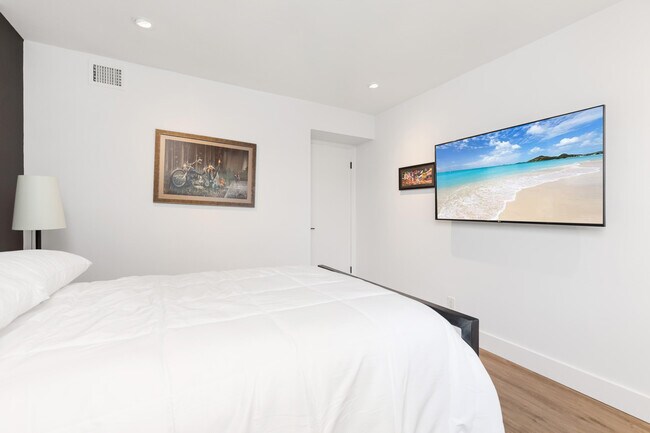 Building Photo - 6515 Bay Club Dr