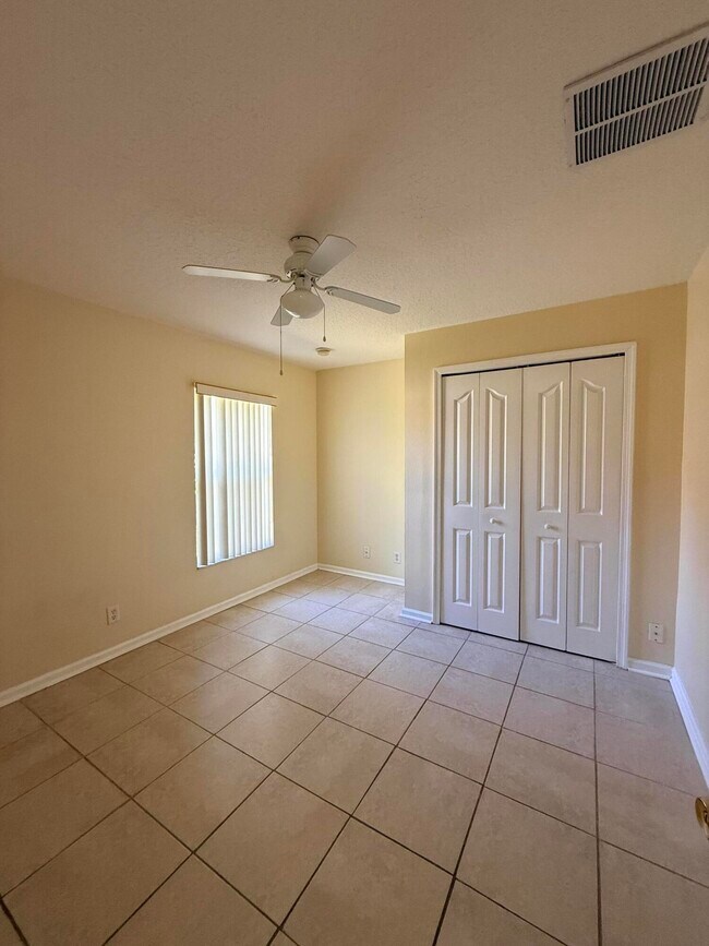 Building Photo - 449 SW Dagget Ave