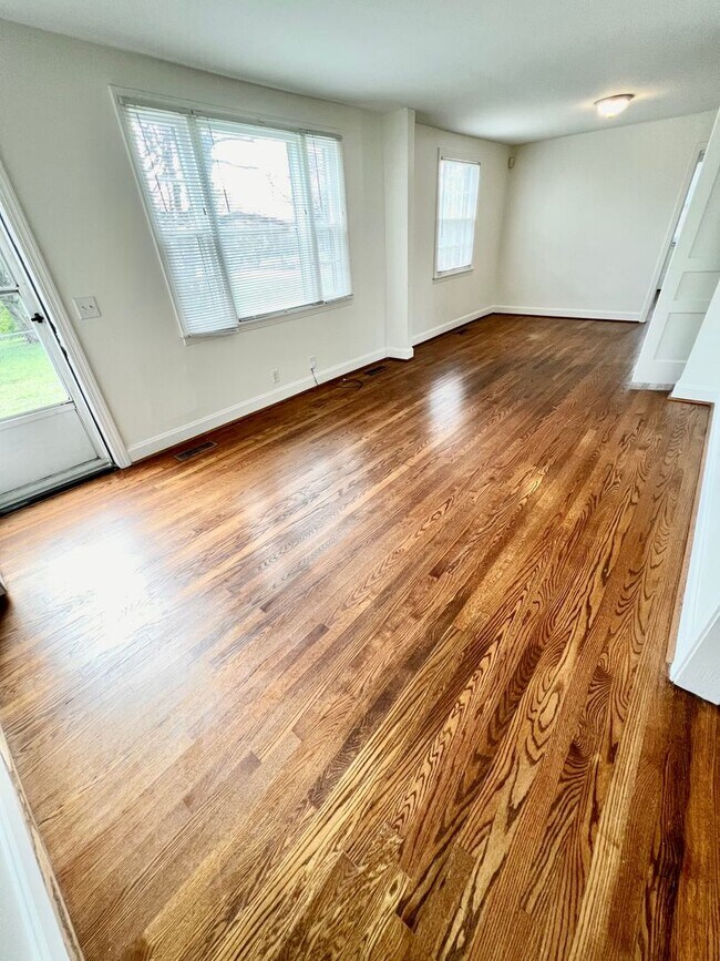 Building Photo - Madison Stunner! 3 Bed 2 Bath House W/ Fenced Back Yard