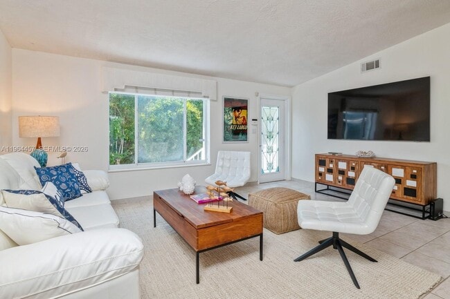 Building Photo - 133 E Silver Palm Ave