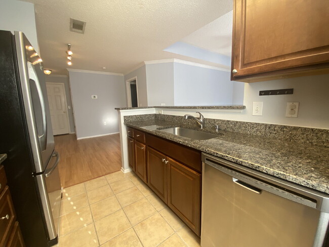 Building Photo - Updated One Bedroom Condo In The Reserve a...