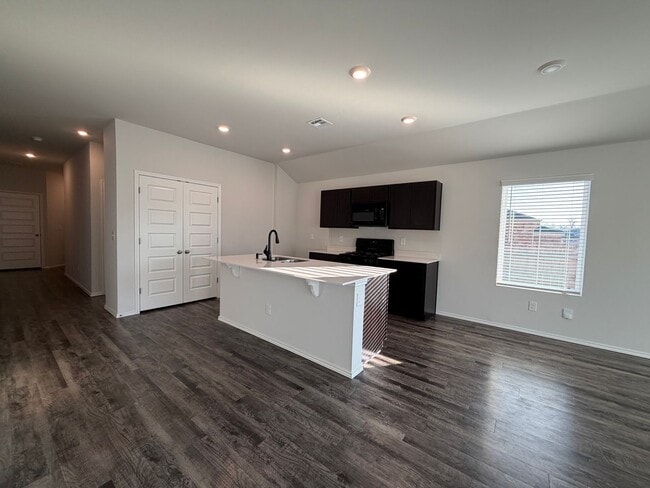 Building Photo - New Neighborhood Home - Edmond Schools