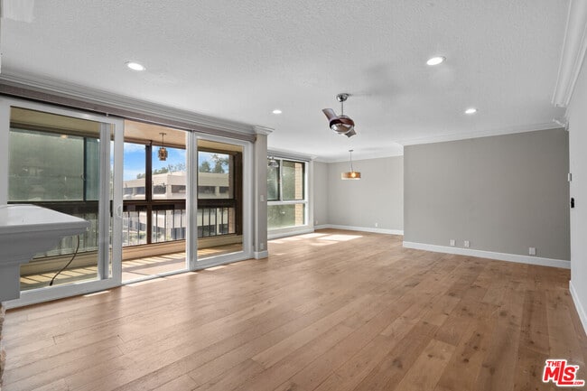 Building Photo - 4477 Wilshire Blvd