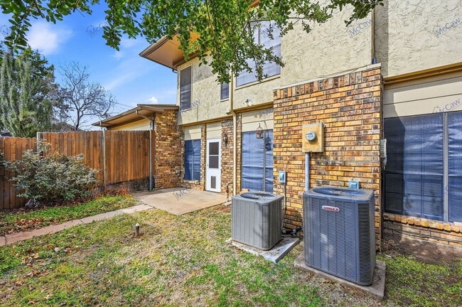 Building Photo - 2024 Heather Brook Dr