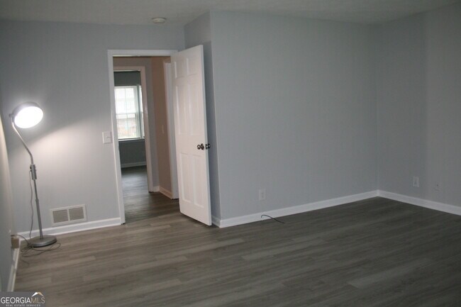 Building Photo - 2075 Pinewood Dr
