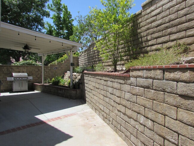 Building Photo - Gorgeous Private  Townhome on Cul-de-Sac--...