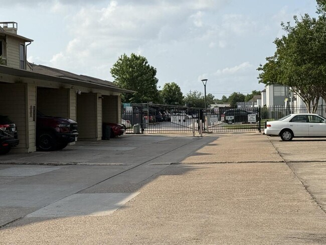 Building Photo - 9383 Pagewood Ln