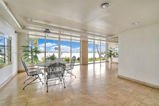 Building Photo - 1075 NE Miami Gardens Dr