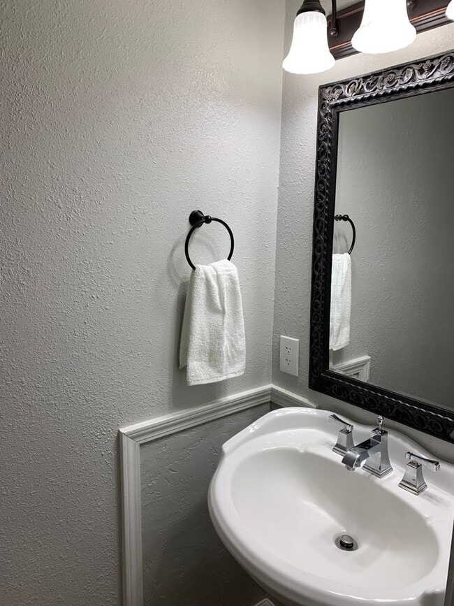 Building Photo - 2 bedroom 1.5 bath condo !