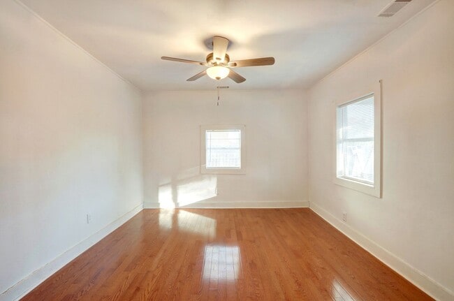 Building Photo - Cute Bungalow - great yard - Two Bedroom