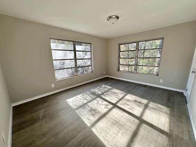 Building Photo - 1930 Granville Ave