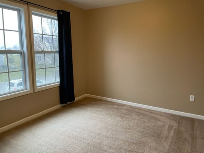 Building Photo - 4 Bedroom House Available August In Gilmor...