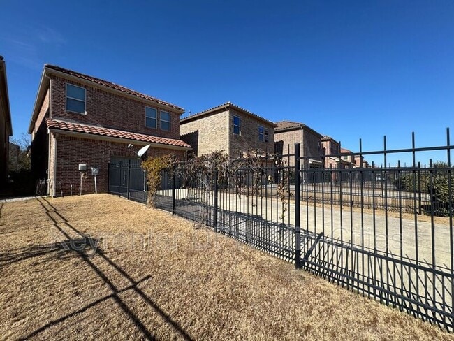 Building Photo - 6726 DeLeon St