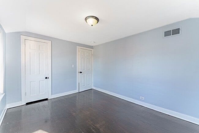 Building Photo - 2116 S 21st Ave