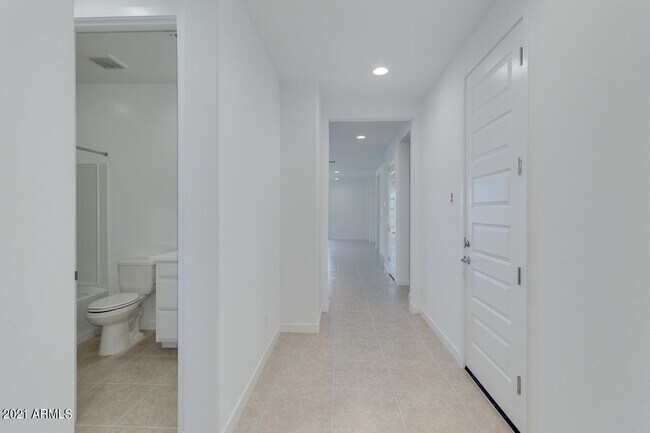 Building Photo - 1346 E Glass Ln