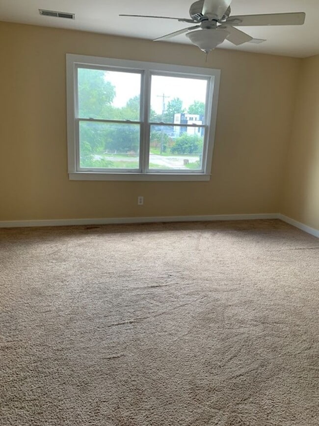 Building Photo - 1037