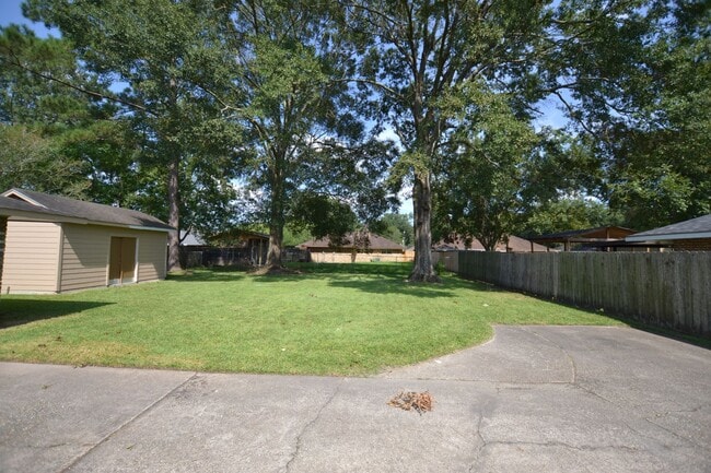 Building Photo - Must See!  Beautifully remodeled 3 bedroom, 2 bath home in Park Forest - Oakcrest Subdv