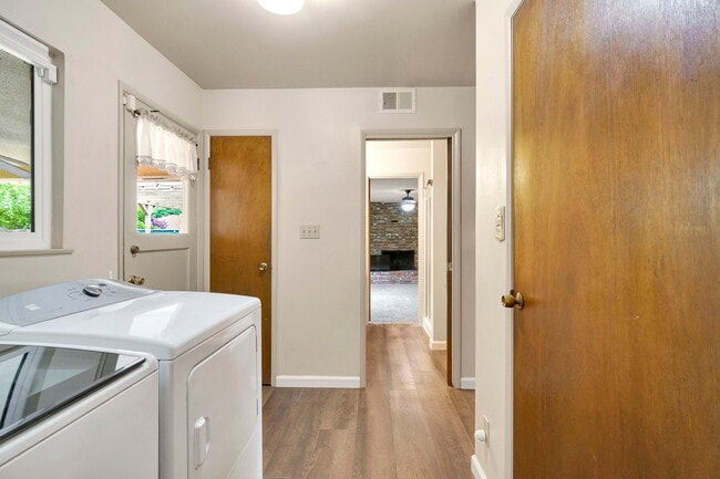 Building Photo - 1564 E Escalon Ave