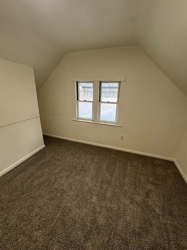 Building Photo - 595 Castle Ave