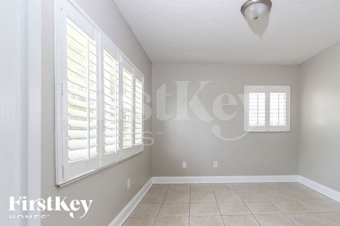 Building Photo - 584 Riverside Dr