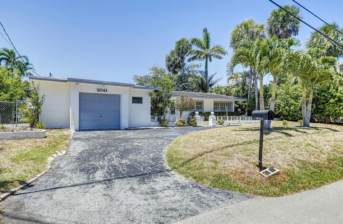 Building Photo - 2041 Coral Reef Dr