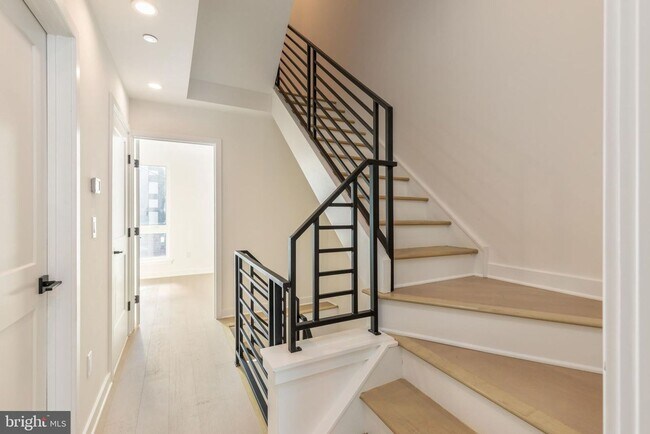 Building Photo - 1509 S Bambrey St