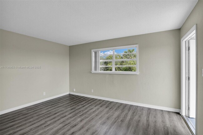 Building Photo - 588 Holly Dr
