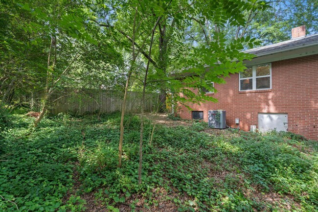 Building Photo - Available mid-June! 2 Bed Duplex In The He...