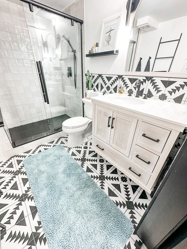 Building Photo - Gorgeous one bedroom one bathroom Denver Loft