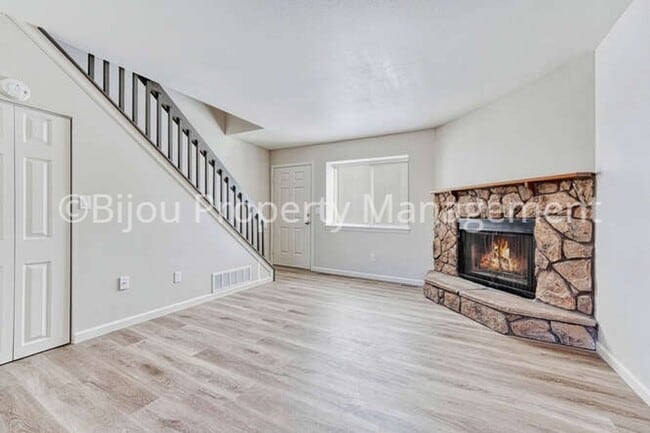Building Photo - Completely Renovated Townhome