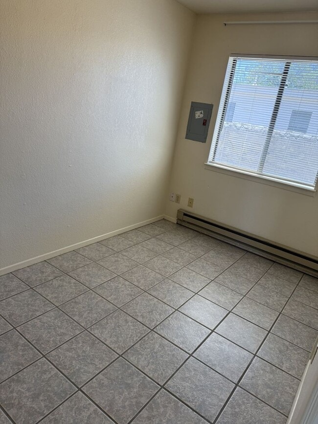 Building Photo - Plain