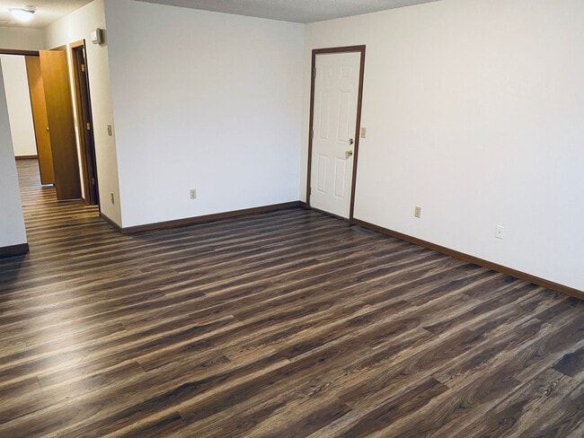 Building Photo - 2 Bed 2 Bath 1 Car Garage Flat Duplex-