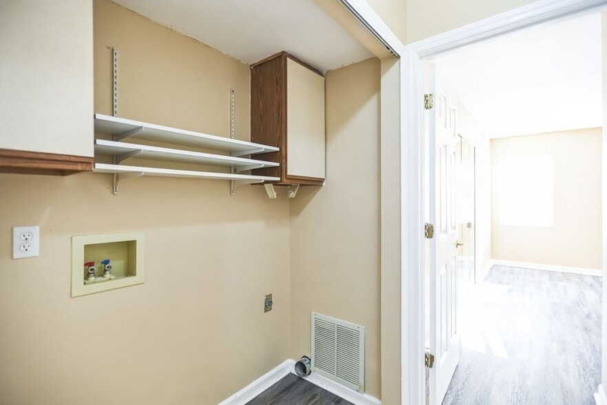 Building Photo - 301 Abbey Cir