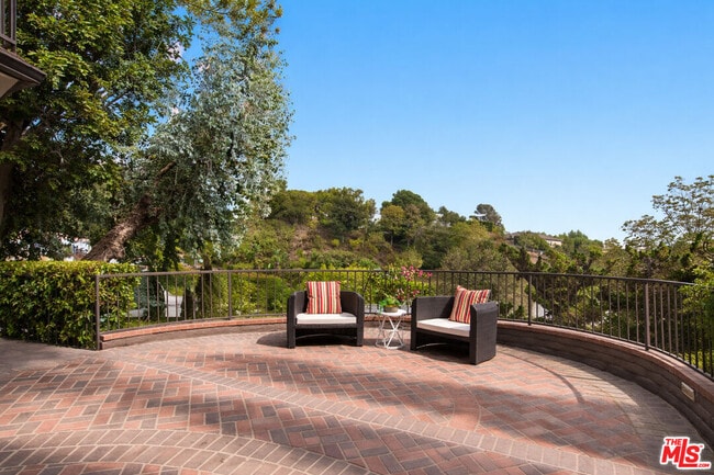 Building Photo - 9305 Beverlycrest Dr