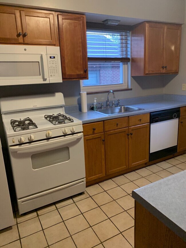 Building Photo - Lovely Two Bedroom Home on a Quiet Street