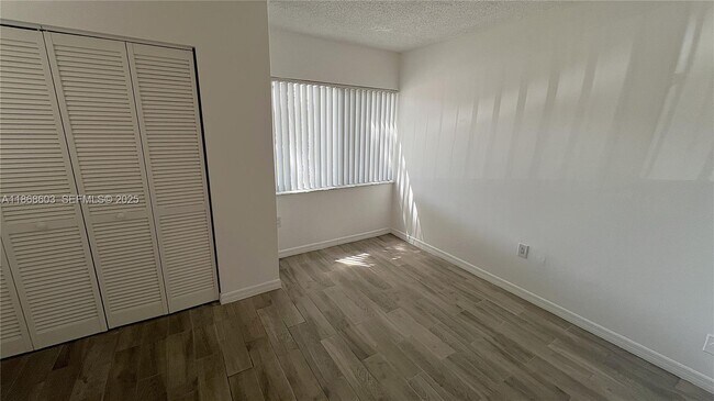 Building Photo - 711 N Pine Island Rd