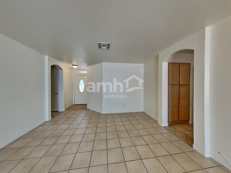Building Photo - 1324 W Pleasant Ln