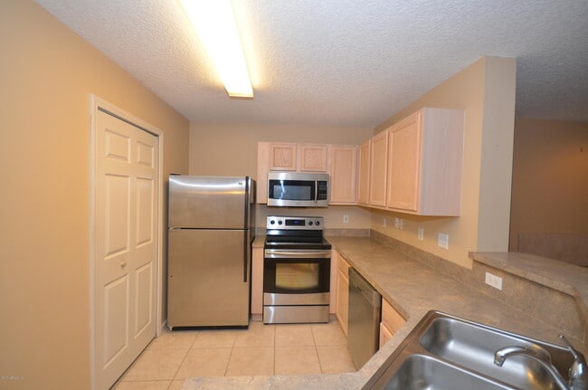 Building Photo - 13715 Richmond Park Dr N
