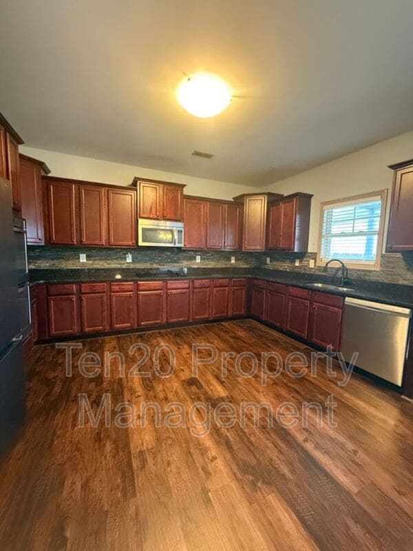 Building Photo - 25 Red Maple St