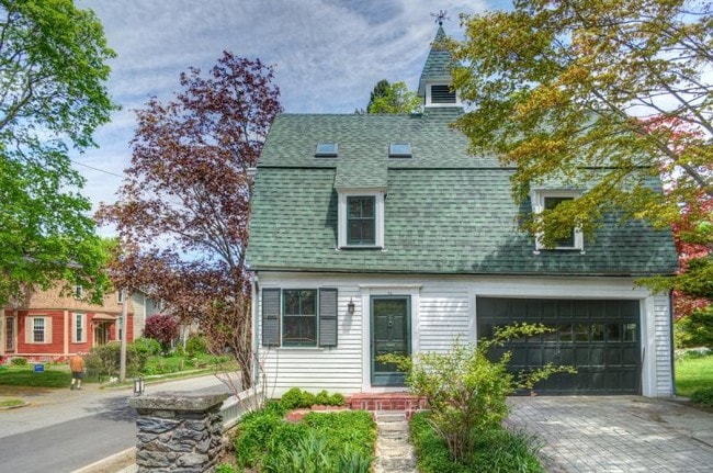 Building Photo - Carriage House