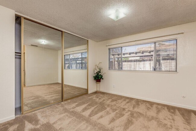 Building Photo - Beautiful 4/2 home