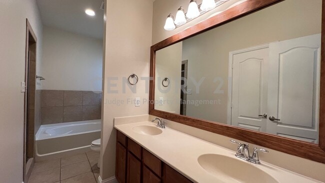 Building Photo - Wonderful 3/2.5/2 in Fantastic Lake Dallas Location For Rent!